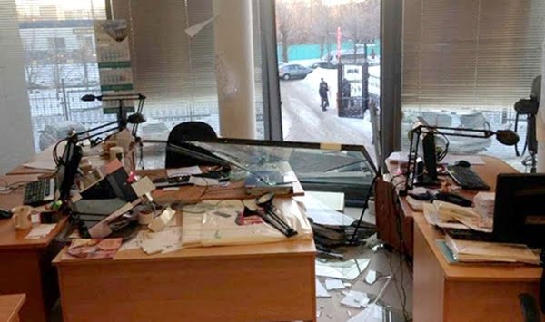 Los efectos de los restos del meteorito desde el interior de una oficina. Foto: Twitter