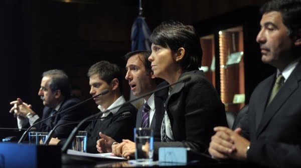 El gabinete de Economía en pleno salió a dar una conferencia de prensa. Guillermo Moreno, Axel Kicillof, Hernán Lorenzino, Mercedes Marcó del Pont, y Ricardo Echegaray.