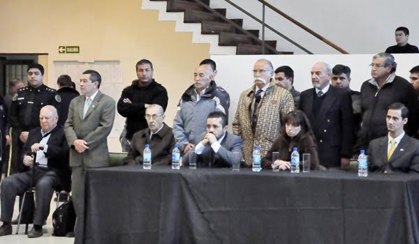 Los represores durante la lectura de la condena en San Juan. El primero de pie a la izquierda es Olivera y el segundo de la  derecha en la primera fila que está de pie es De Marchi. 