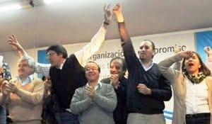El secretario general saliente, Javier Guevara, y el ganador de las elecciones, Adrián Mateluna, festejan el triunfo con los dirigentes de la Celeste. 