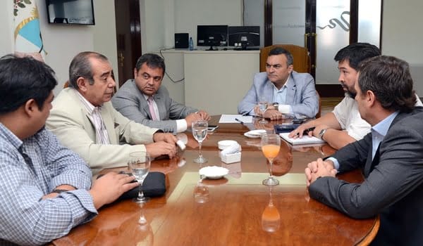 El presidente de Amuppol consiguió que el gobierno le reconozca la representación sindical de los uniformados. En la mesa, con los ministros Aranda y González, el paritario oficial, Mauricio Guamán, y el jefe de Gabinete, Eduardo Bauzá. Foto: Prensa Gobierno de Mendoza