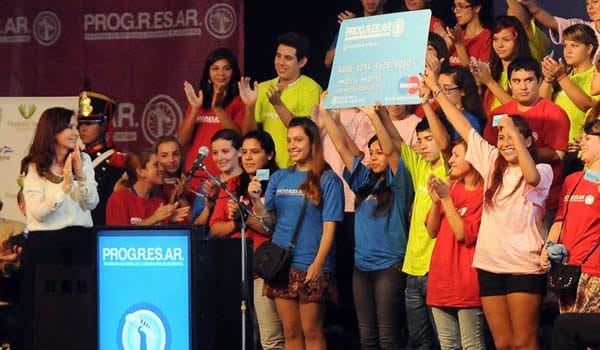 Cristina encabezó la puesta en marcha del Plan Progresar en Florencio Varela. Foto: Télam