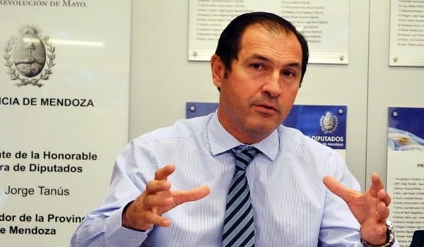 El ministro Zandomeni encabeza una delegación con diputados radicales invitada a Macedonia por el lobby minero que proyecta sacar cobre y oro de Uspallata. Foto: Archivo