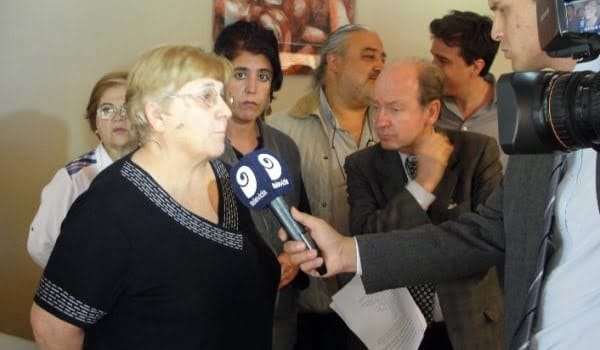 Isabel Del Pópolo haciendo declaraciones para la televisión, este miércoles, junto a Raquel Blas, Polo Martínez Agüero y Víctor Dagfal. Foto: Ampros.gov.ar