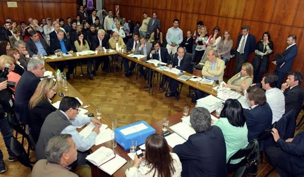 El ministro de Energía, Marcos Zandomeni, presentó la Declaración de Impacto Ambiental de dos proyectos de minería metalífera radicados en Malargüe. Foto: Prensa Gobierno de Mendoza
