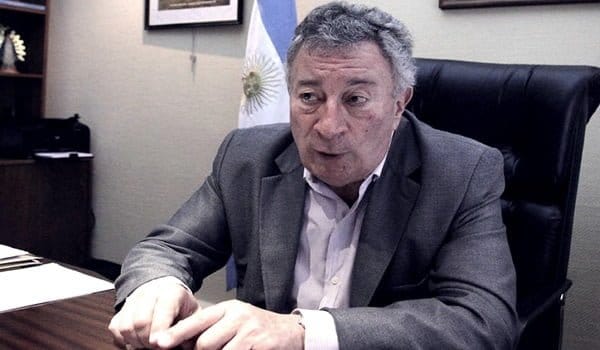 Luis Segura seguirá en la AFA hasta fines de 2015, con aval del antigrondonismo mediático.