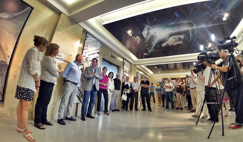 Francisco Pérez inauguró el “Espacio Itinerario Visual Mendocino”,  con una muestra de Juan Giménez en el octavo piso de la Casa de Gobierno. Foto: Prensa Gobierno de Mendoza