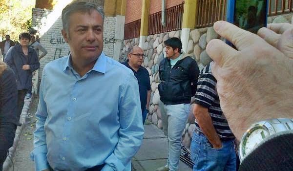 El candidato radical Alfredo Cornejo antes de votar. Foto: Twitter @denia_gomez  