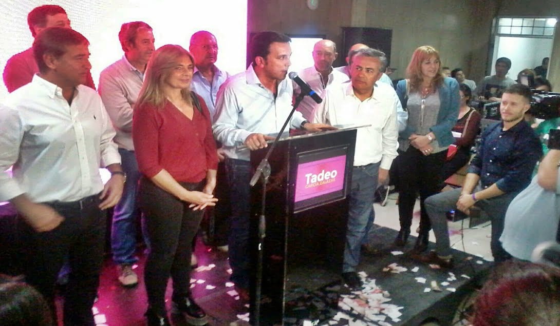 Tadeo García Zalazar celebra el gran resultado de su candidatura en las PASO de Godoy Cruz con el intendente y gobernador electo Alfredo Cornejo y su vice Laura Montero. Foto: Raymundo