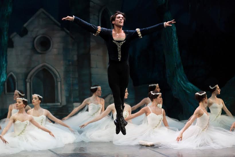 La baliarina, Paloma Herrera, se despidió de su carrera artística, en el Teatro Independencia, de la ciudad de Mendoza. Lo hizo con la obra "Giselle", y estuvo acompañada por las primeras figuras y solistas del Ballet Estable del Teatro Colón dirigido por Maximiliano Guerra.