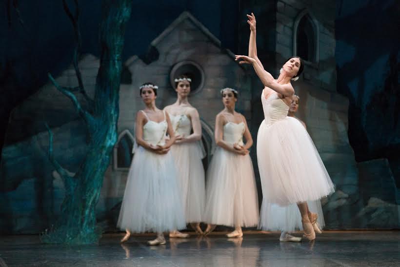La baliarina, Paloma Herrera, se despidió de su carrera artística, en el Teatro Independencia, de la ciudad de Mendoza. Lo hizo con la obra "Giselle", y estuvo acompañada por las primeras figuras y solistas del Ballet Estable del Teatro Colón dirigido por Maximiliano Guerra.