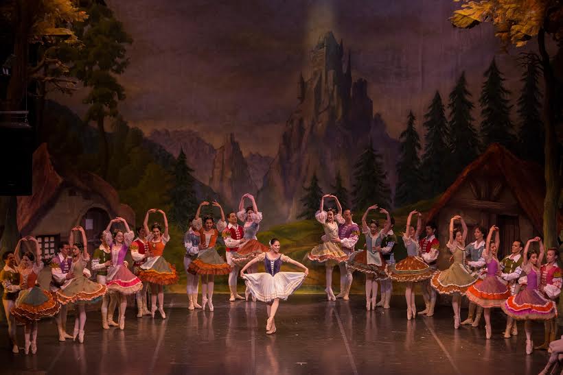 La baliarina, Paloma Herrera, se despidió de su carrera artística, en el Teatro Independencia, de la ciudad de Mendoza. Lo hizo con la obra "Giselle", y estuvo acompañada por las primeras figuras y solistas del Ballet Estable del Teatro Colón dirigido por Maximiliano Guerra.