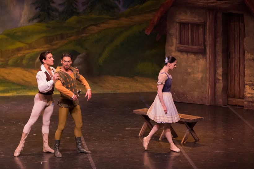 La baliarina, Paloma Herrera, se despidió de su carrera artística, en el Teatro Independencia, de la ciudad de Mendoza. Lo hizo con la obra "Giselle", y estuvo acompañada por las primeras figuras y solistas del Ballet Estable del Teatro Colón dirigido por Maximiliano Guerra.