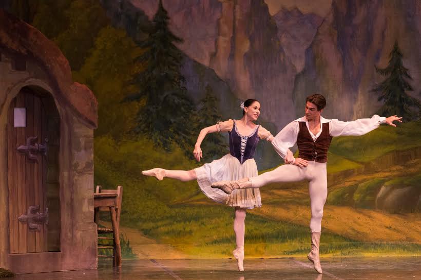 La baliarina, Paloma Herrera, se despidió de su carrera artística, en el Teatro Independencia, de la ciudad de Mendoza. Lo hizo con la obra "Giselle", y estuvo acompañada por las primeras figuras y solistas del Ballet Estable del Teatro Colón dirigido por Maximiliano Guerra.