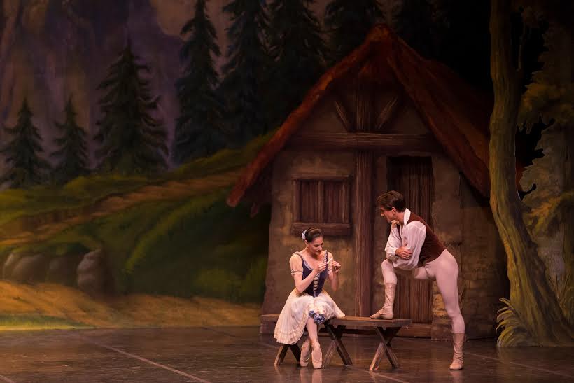 La baliarina, Paloma Herrera, se despidió de su carrera artística, en el Teatro Independencia, de la ciudad de Mendoza. Lo hizo con la obra "Giselle", y estuvo acompañada por las primeras figuras y solistas del Ballet Estable del Teatro Colón dirigido por Maximiliano Guerra.