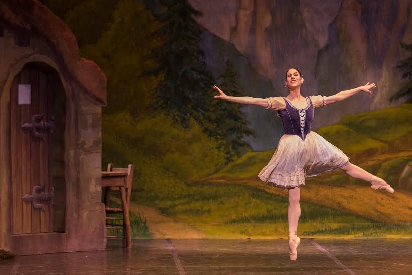 La baliarina, Paloma Herrera, se despidió de su carrera artística, en el Teatro Independencia, de la ciudad de Mendoza. Lo hizo con la obra "Giselle", y estuvo acompañada por las primeras figuras y solistas del Ballet Estable del Teatro Colón dirigido por Maximiliano Guerra.
