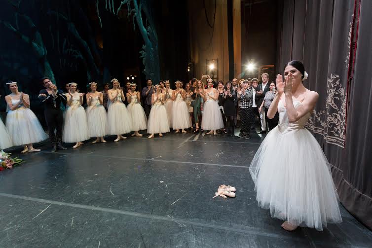 La baliarina, Paloma Herrera, se despidió de su carrera artística, en el Teatro Independencia, de la ciudad de Mendoza. Lo hizo con la obra "Giselle", y estuvo acompañada por las primeras figuras y solistas del Ballet Estable del Teatro Colón dirigido por Maximiliano Guerra.