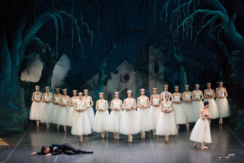 La baliarina, Paloma Herrera, se despidió de su carrera artística, en el Teatro Independencia, de la ciudad de Mendoza. Lo hizo con la obra "Giselle", y estuvo acompañada por las primeras figuras y solistas del Ballet Estable del Teatro Colón dirigido por Maximiliano Guerra.