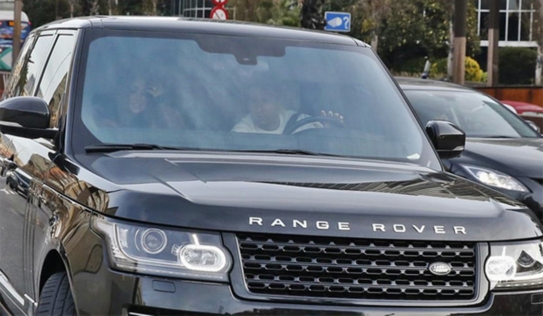 Messi llegó a internarse conduciendo su auto junto a su esposa.