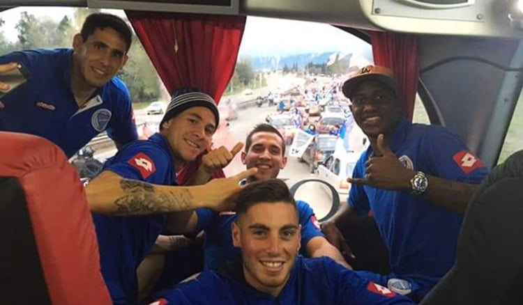 Los futbolistas del Tomba viajaron a San Juan seguidos por una caravana de fanáticos. Foto: Twitter @godoycruzat