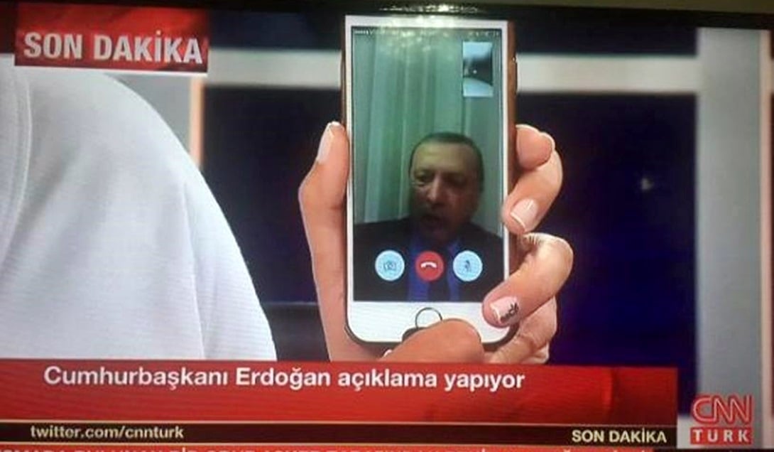 El presidente turco Erdogan salió por la CNN a pedir que sus seguidores salgan a defenderlo contra los militares que buscan derrocarlo. 